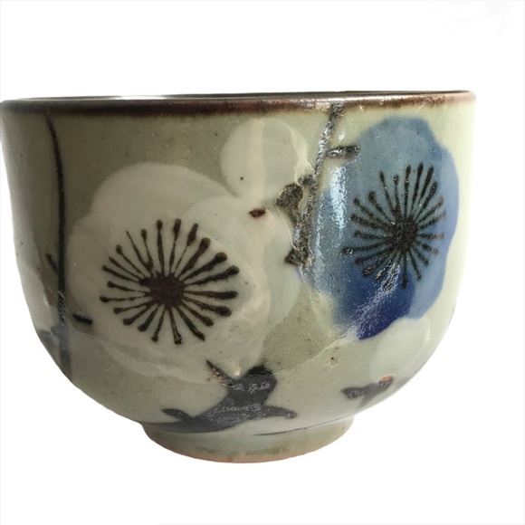 Pair of floral painted stoneware tea or saké cups - Picture 3 of 7